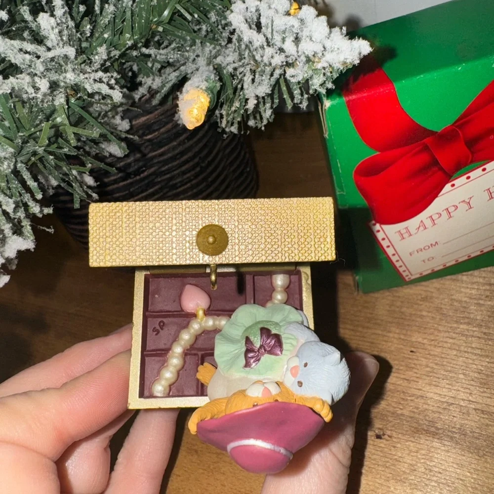 VINTAGE HALLMARK CHRISTMAS CARDS KEEPSAKE ORNAMENT SISTERS ARE TREASURED FRIENDS